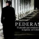 Una multitud de fieles se congrega frente a la catedral, con expresiones de preocupación y descontento.