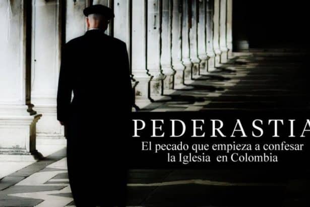 Una multitud de fieles se congrega frente a la catedral, con expresiones de preocupación y descontento.