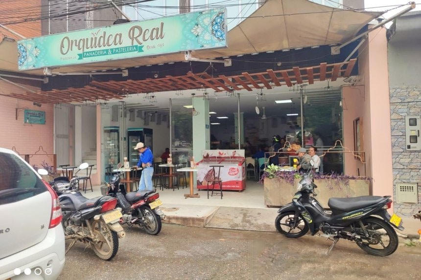 Panadería en Guadalupe con daños visibles tras explosión, escombros y ventanas rotas.