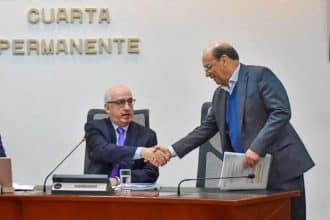 Leonardo Villar en la Comisión Cuarta del Congreso, gesticulando mientras responde a los cuestionamientos.