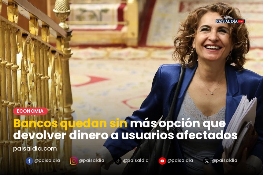 Un grupo de personas en una sucursal bancaria, algunas con expresiones de preocupación mientras esperan ser atendidas.