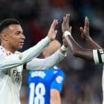 Jugadores del Real Madrid y Betis en acción en La Cartuja, con público animando en las gradas.