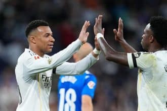 Jugadores del Real Madrid y Betis en acción en La Cartuja, con público animando en las gradas.