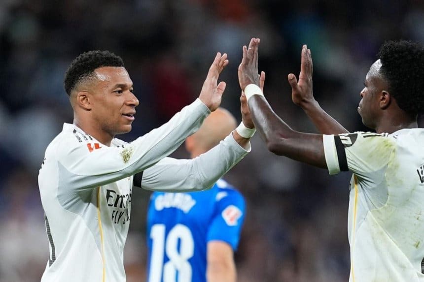 Jugadores del Real Madrid y Betis en acción en La Cartuja, con público animando en las gradas.