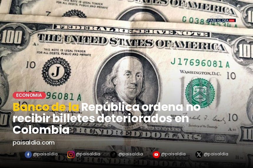Billetes colombianos en un mostrador, algunos visiblemente desgastados y otros en buen estado.