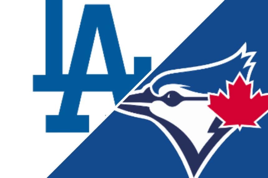 Jugadores de los Dodgers celebran en el campo tras la victoria ante los Blue Jays.