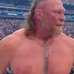 Brock Lesnar levantando la mano mientras el público lo ovaciona en WrestleMania 42.