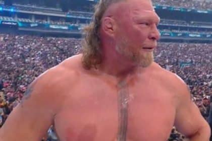 Brock Lesnar levantando la mano mientras el público lo ovaciona en WrestleMania 42.