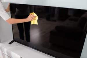 Un grupo de personas entregando televisores viejos en un punto de recolección de Cencosud en Bogotá.