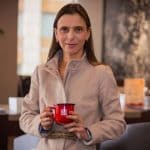 Camila Escobar sonríe mientras sostiene un café en un evento de Procafecol.