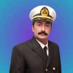 El capitán Ali en un emotivo momento de despedida, rodeado de su tripulación en un barco al atardecer.