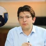 Braian Ferney Cruz, con chaqueta oscura, es escoltado por la policía en un aeropuerto argentino.