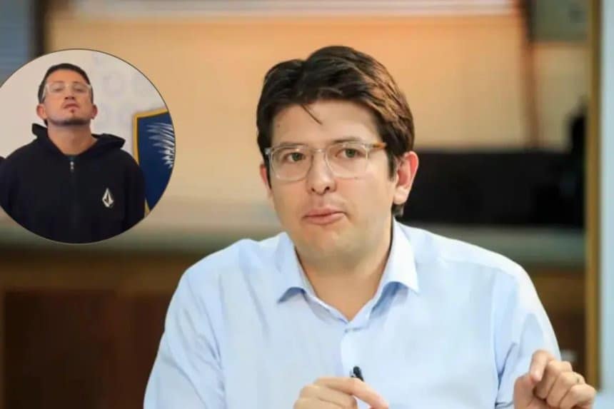 Braian Ferney Cruz, con chaqueta oscura, es escoltado por la policía en un aeropuerto argentino.