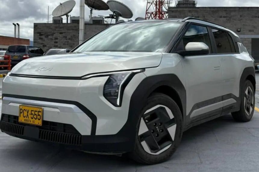 Exterior de un concesionario Kia con carteles de rebajas en precios.