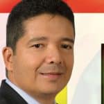 El alcalde Dumek Turbay habla en un podio frente a un público en Cartagena.