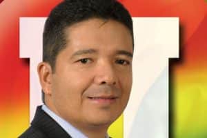 El alcalde Dumek Turbay habla en un podio frente a un público en Cartagena.