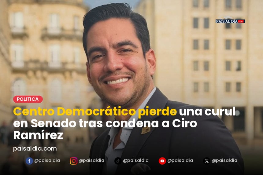 Ciro Ramírez en el banquillo de los acusados, con rostro serio y preocupado, rodeado de abogados.