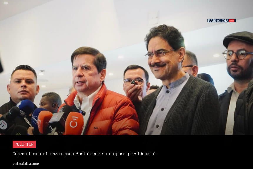 Iván Cepeda y Juan Fernando Cristo se dan la mano en un evento político.