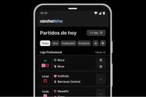 Cerúndolo y Zverev en plena acción, con polvo de ladrillo levantándose bajo sus pies durante el partido.