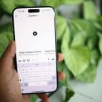 Pantalla de computadora con mensaje de error de ChatGPT en un entorno de oficina desordenado.