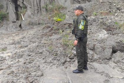 Deslizamiento de tierra bloquea la vía Garzón-Neiva, con rocas y lodo cubriendo el asfalto.