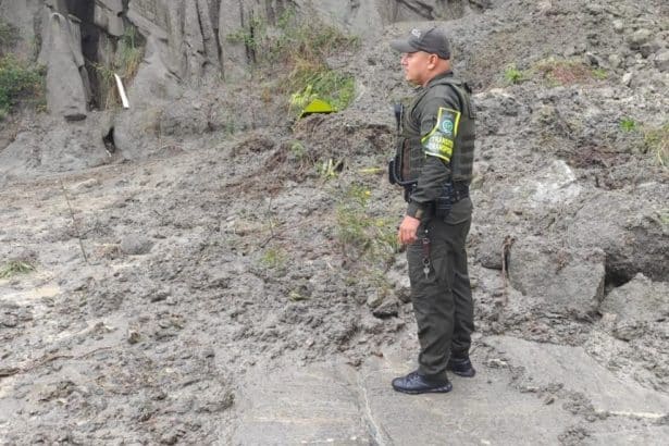 Deslizamiento de tierra bloquea la vía Garzón-Neiva, con rocas y lodo cubriendo el asfalto.