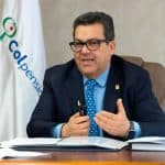 Un grupo de personas discute acaloradamente en una oficina de Colpensiones.