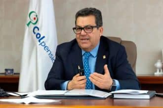 Un grupo de personas discute acaloradamente en una oficina de Colpensiones.