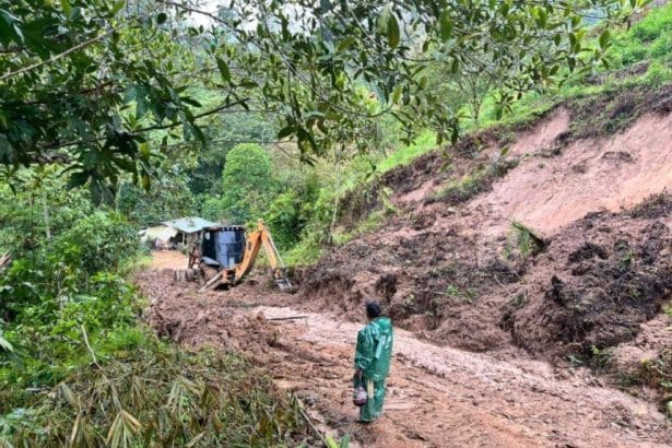Grupo de residentes de Tello, en un fogón improvisado, cocinando con leña en la calle.