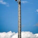 Un grupo de trabajadores revisa equipos de telecomunicaciones en una central de Azteca en Colombia.