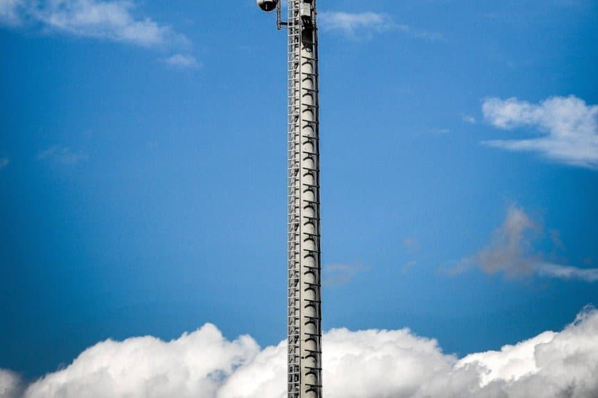 Un grupo de trabajadores revisa equipos de telecomunicaciones en una central de Azteca en Colombia.