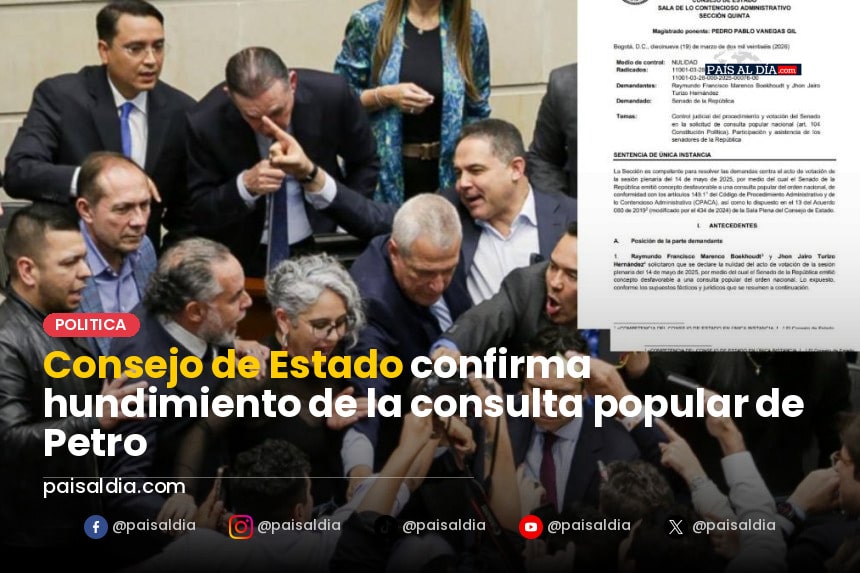 Un grupo de manifestantes sostiene pancartas en el centro de Bogotá