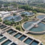 Río Cauca con aguas turbias y desbordadas por deslizamientos de tierra