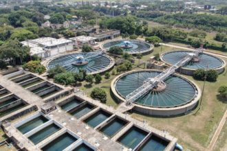 Río Cauca con aguas turbias y desbordadas por deslizamientos de tierra
