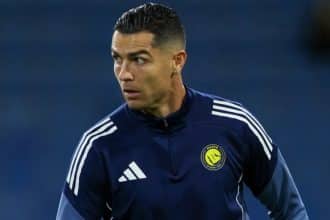 Cristiano Ronaldo celebra su gol en el Estadio Zabeel, rodeado de compañeros de equipo.