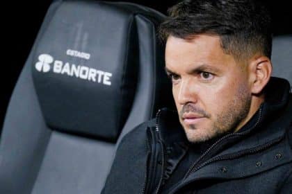 Jugadores de Cruz Azul y Tijuana en un intenso duelo en el Estadio Cuauhtémoc, con el balón en juego y la afición animando.