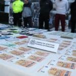 Viviendas en venta, con letreros de subasta y ambiente urbano en Colombia.