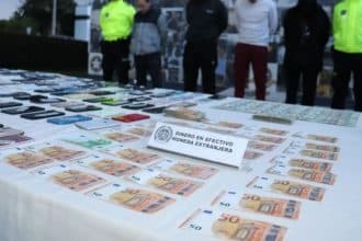 Viviendas en venta, con letreros de subasta y ambiente urbano en Colombia.