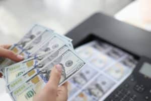 Billetes de dólar y pesos colombianos en una mesa de negociación.