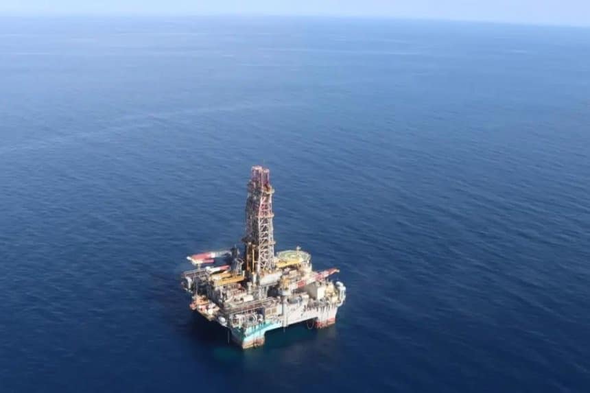 Equipos de perforación trabajan en el mar Caribe colombiano, con plataformas y barcos de apoyo en acción.