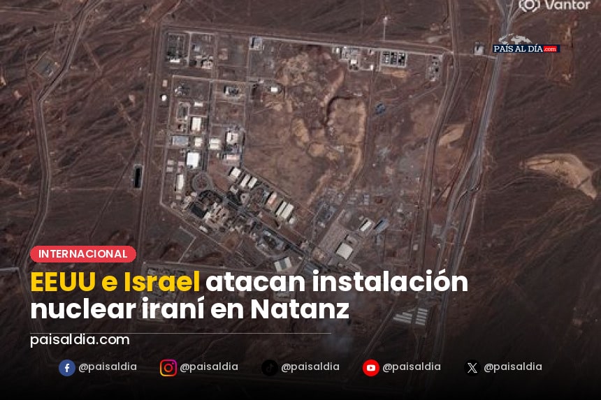 Explosiones iluminan el cielo sobre la instalación nuclear de Natanz, con humo denso ascendiendo.