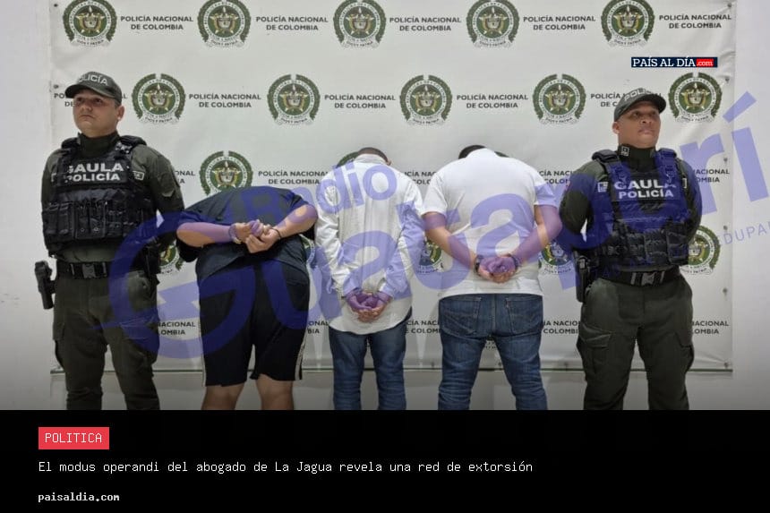 Juan David López, abogado, es conducido por la policía en Valledupar tras su arresto.