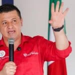 Un grupo de líderes políticos discuten acaloradamente en una sala de conferencias.