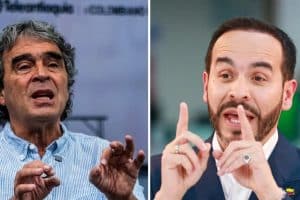 Sergio Fajardo en un estrado, rodeado de simpatizantes con pancartas.