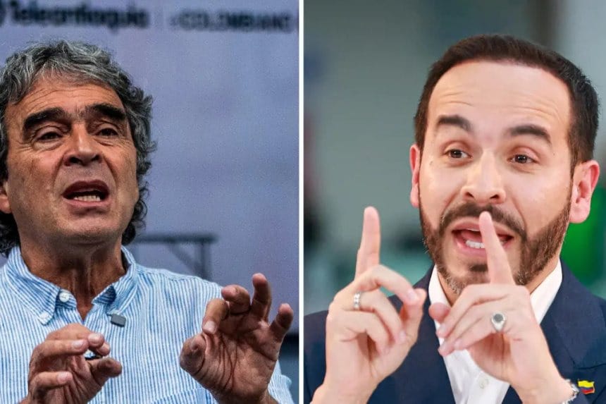 Sergio Fajardo en un estrado, rodeado de simpatizantes con pancartas.