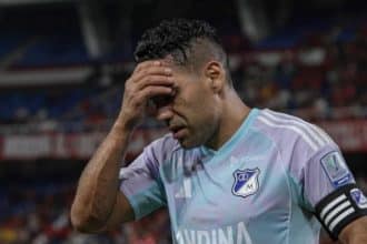 Falcao García en camilla siendo trasladado en ambulancia tras su lesión.