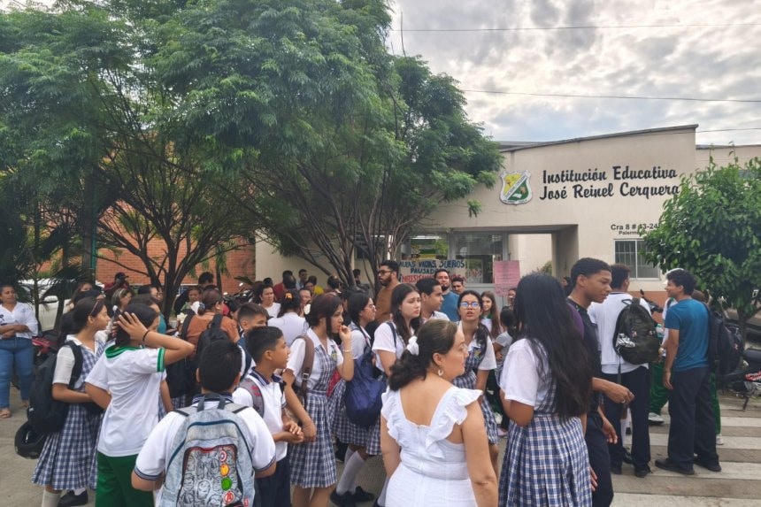 Padres de familia y estudiantes marchan con pancartas frente a la institución educativa en Palermo.