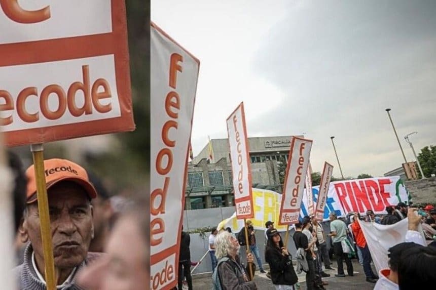 Docentes en una manifestación, portando pancartas y banderas en Bogotá.