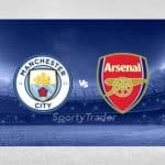 Jugadores de Manchester City y Arsenal en acción, con el Etihad Stadium de fondo y aficionados animando.