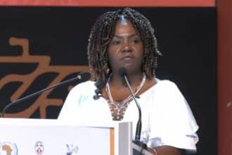 Francia Márquez, en una sala de conferencias, gesticula mientras habla a los medios.